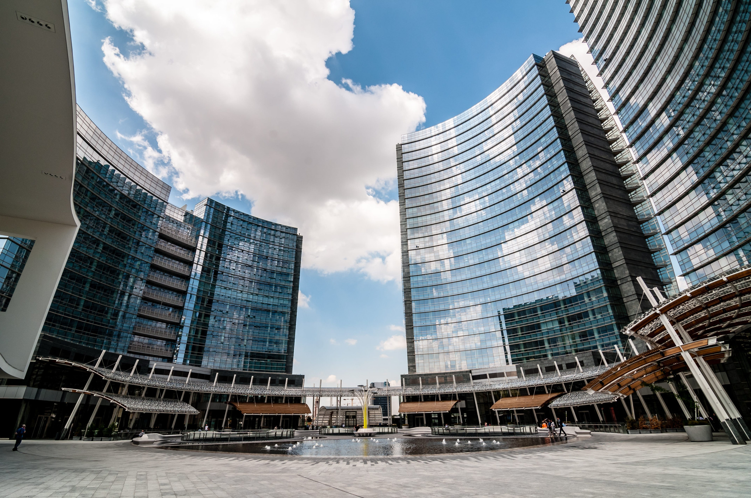Piazza Gae Aulenti e i grattacieli moderni di Milano